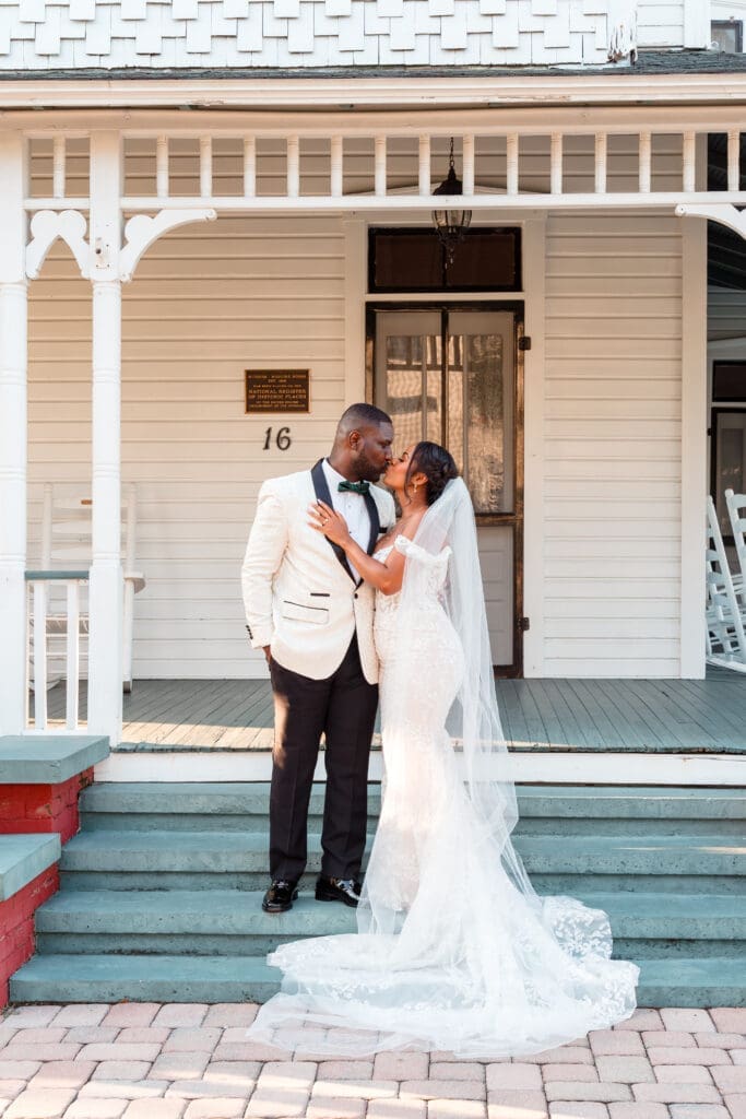 Glen and Lateisha sharing a kiss in front of the Ocoee Lakeshore Center.